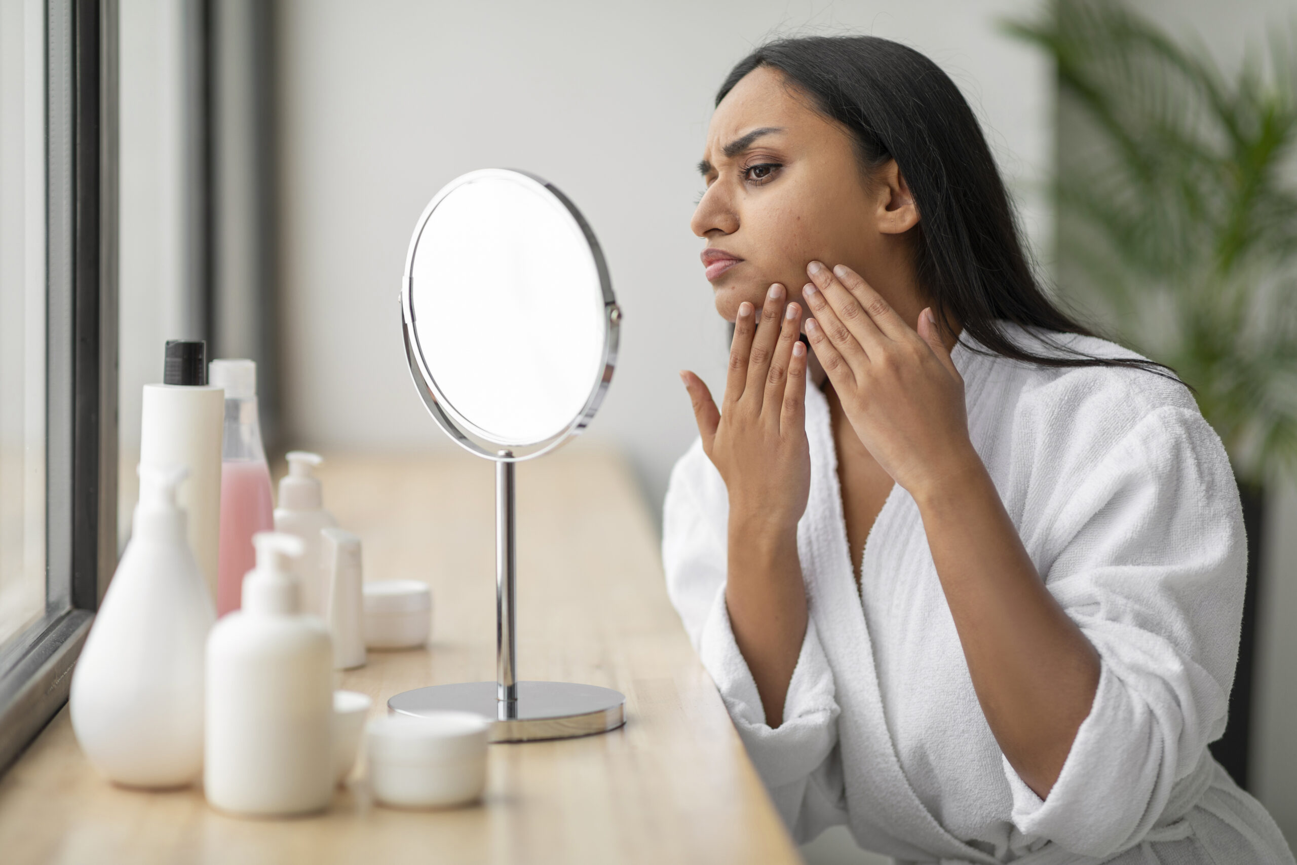 Lifestyle habits that worsen hyperpigmentation including stress, poor sleep, smoking, heat exposure, unhealthy diet, and skin irritation.